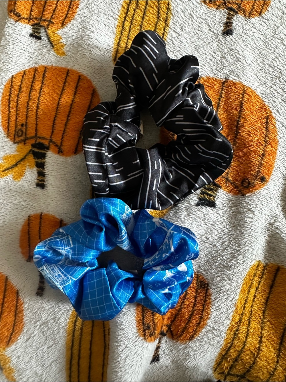 2 Star Wars scrunchies